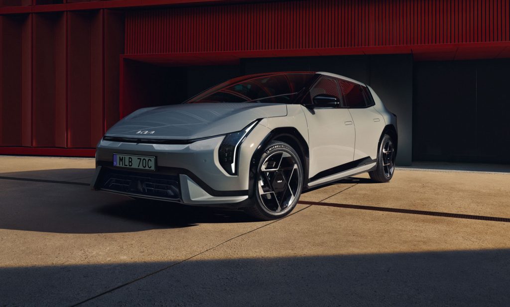 Kia EV4 GT-Line i solljus, visar upp sin futuristiska design och karaktäristiska front.